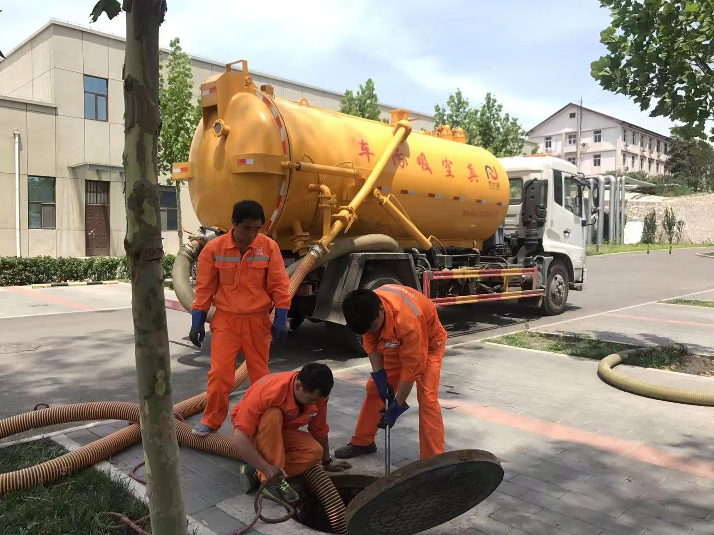 吉木乃化粪池清理与5-8吨吸粪车施工效率分析